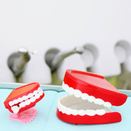 tänder, rött, maxilar, fötter, tandläkare Pavel Losevsky - Dreamstime