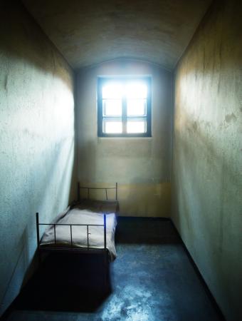fängelse, cell, säng, fönster Constantin Opris - Dreamstime