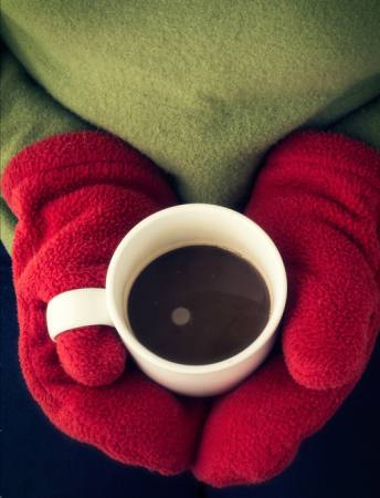 kopp, kaffe, coffe, händer, rött, handskar, grön Edward Fielding - Dreamstime