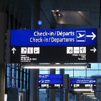 Pixwords Bilden med undertecknar, incheckning flygplats, pil Fmua