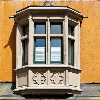 Pixwords Bilden med windows, balkong, fönster, gul, orange, byggnad Gkuna