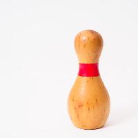 Pixwords Bilden med bowling, bunke, rött, trä, tall George Kroll (Daddiomanottawa)