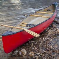 Pixwords Bilden med båt, vatten, flod, stenar, röd Marek Uliasz (Marekuliasz)
