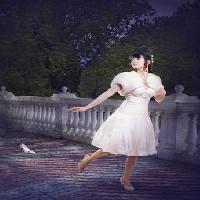 Pixwords Bilden med kvinna, vit, klänning, trädgård, promenad Evgeniya Tubol - Dreamstime
