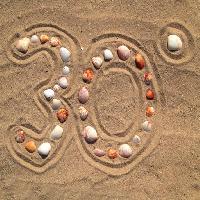Pixwords Bilden med trettio, sand, strand, snäckor, värme Battrick