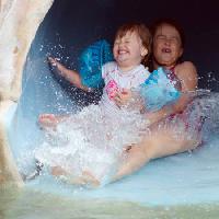 Pixwords Bilden med barn, vatten, bild, vattenrutschbana, sommar Rozenn Leard - Dreamstime