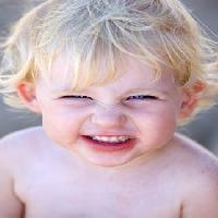Pixwords Bilden med unge, barn, ilsket, blond, barn, ögon, mun, tänder Nick Stubbs - Dreamstime