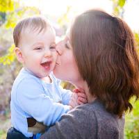 Pixwords Bilden med mor, pojke, barn, kärlek, kyss, lycklig, ansikte Aviahuismanphotography - Dreamstime