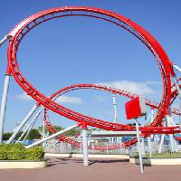 Pixwords Bilden med rollercoaster, tåg, järnväg, spår, röd, sky, park Brett Critchley - Dreamstime