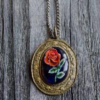 Pixwords Bilden med halsband, smycken, ros, hängande Ulyana Khorunzha (Ulyanakhorunzha)