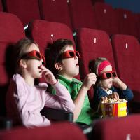 Pixwords Bilden med ungar, klocka, film, popcorn, säten, röd Agencyby - Dreamstime