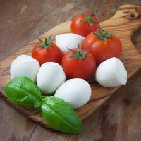 Pixwords Bilden med mat, tomater, grön, grönsaker, ost, vitt Unknown1861 - Dreamstime
