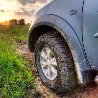 Pixwords Bilden med däck, bil, lera, väg, gräs, off road, sol, smuts Snezhok