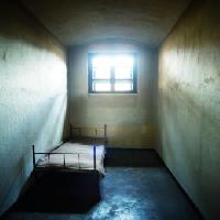 Pixwords Bilden med fängelse, cell, säng, fönster Constantin Opris - Dreamstime