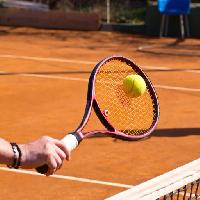 Pixwords Bilden med tennis, boll, hand Nevenm