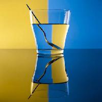 Pixwords Bilden med glas, sked, vatten, gul, blå Alex Salcedo - Dreamstime