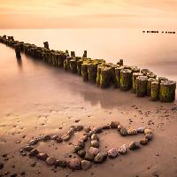 Pixwords Bilden med vatten, hjärta, hjärtan, stenar, trä, sand, strand Manuela Szymaniak (Manu10319)