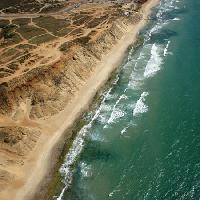 Pixwords Bilden med vatten, mark, strand, klippa Nikita Rogul - Dreamstime