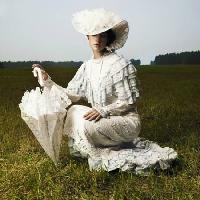 kvinna, gammal, paraply, vit, fält, gräs George Mayer - Dreamstime