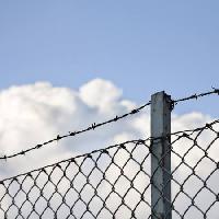 Pixwords Bilden med staket, moln, sky, tråd, stång Daniel Sanchez Blasco - Dreamstime