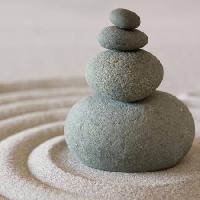 Pixwords Bilden med stenar, sand, fyra, runda Sculpies - Dreamstime